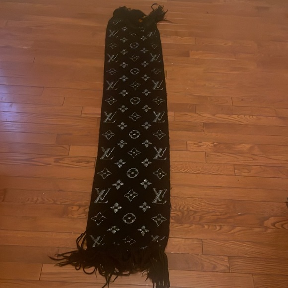 Louis Vuitton Logomania Shine Wool Scarf - Picture 3 of 8